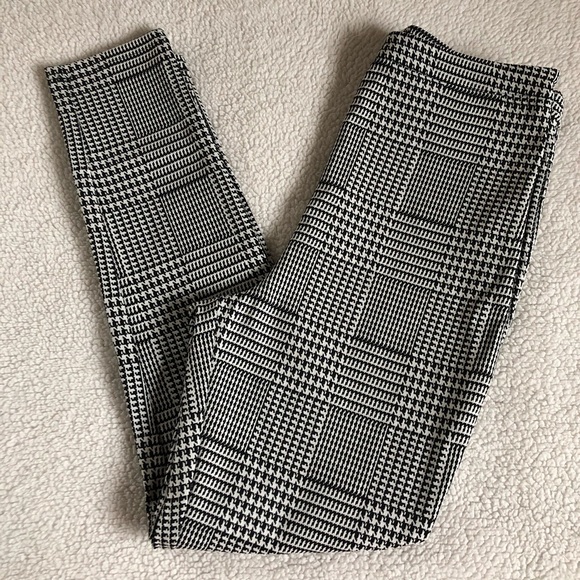 NOT FOR SALE RIGHT NOW! 
Black & White Patterned Skinny Pants. F21 Sz Lg - Picture 2 of 8